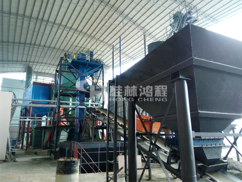 膨脹石墨生產(chǎn)設(shè)備，石墨磨粉機(jī)，立式磨粉機(jī)，立磨，磨粉機(jī)械，桂林鴻程